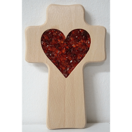 Kríž drevený širší s jantárovým srdcom