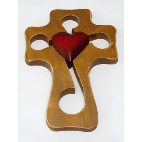 Drevorezba: kríž so srdcom