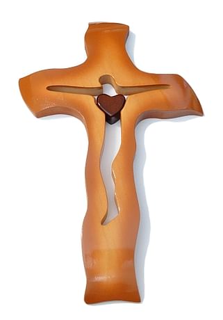 Kríž: drevený, s tmavým srdiečkom - melír, 28 cm