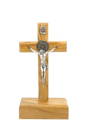 Kríž: drevený s Benediktínskou medailou, na postavenie, bledý (678/U-B)