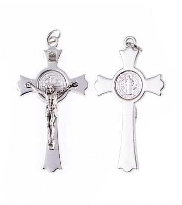 Prívesok: benediktínsky krížik, kovový - strieborná farba