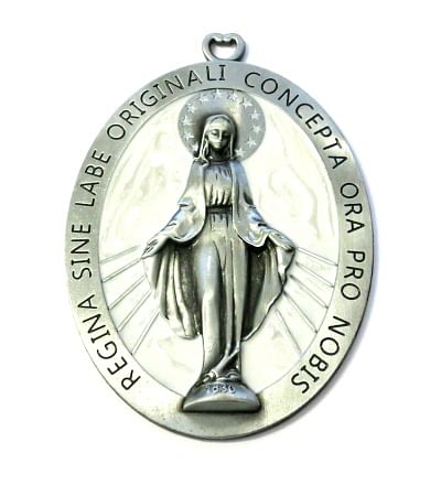 Dekorácia na zavesenie: Zázračná medaila, kovová s bielym pozadím - 13,5 cm